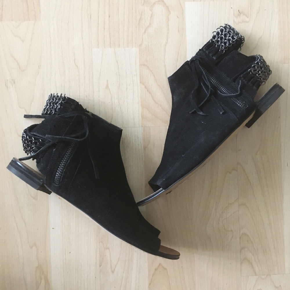 Amazing Sandals with Chainlink details.